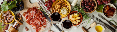 Fotografía Wine and tapas on concrete background, top view