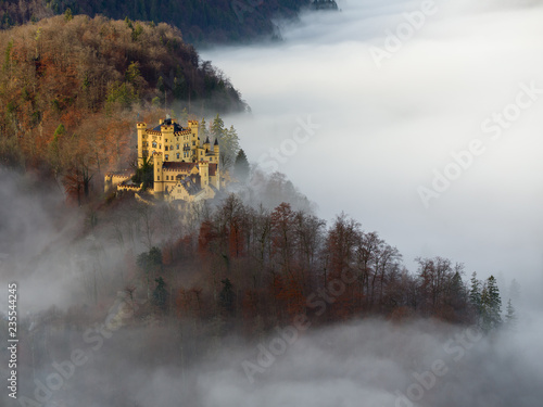 Plakat Niemiecki bajkowy zamek w jesieni nad morze chmur