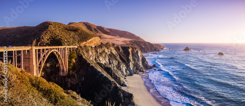 Cuadros en Lienzo Panoramic view of Bixby Creek Bridge and the dramatic Pacific Ocean coastline, B