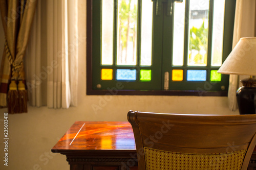 Fotografía Old fashioned colonial vintage retro style desk with a window