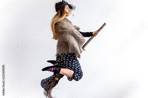 Fotografía A young woman wearing a witch costume