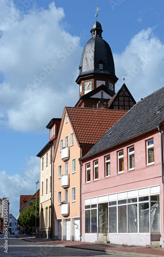 Fotografía Häuserzeile mit Marienkirche in Waren Müritz