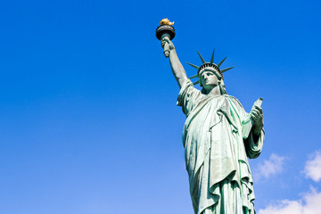 Freiheitsstatue vor blauem Himmel, New York City, USA