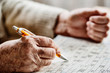 Seniorin löst ein Kreuzworträtsel im Seniorenheim