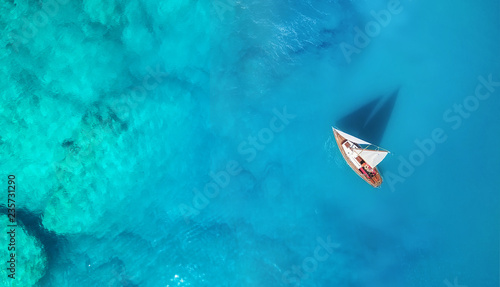 Cuadros en Lienzo Yacht on the water surface from top view