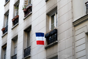 Wall Mural - Drapeau français bleu blanc rouge sur façade d'immeuble