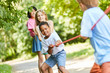 © Robert Kneschke - Gruppe Kinder als starkes Team beim Tauziehen