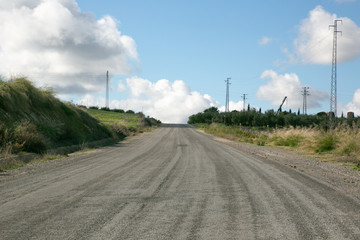 Por carretera rural con vista en las nubes 