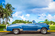Blauer amerikanische Cabriolet Oldtimer parkt am öffentlichen Golfplatz von Varadero Kuba - Serie Kuba Reportage