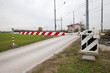 © Lino - Passaggio a livello chiuso con sbarra rossa e bianca