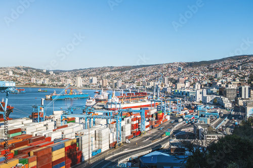 widok-z-lotu-ptaka-portu-valparaiso-z-paseo-21-de-mayo-na-wzgorzu-cerro-artilleria-valparaiso-chile