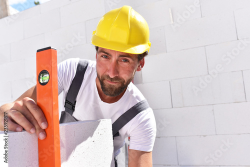Fotografía profession construction worker - work on a building site construction of a resid