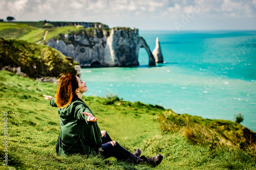 Fotografía photo of beautiful young woman relaxing and looking at the splendid Etretat