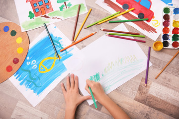 Poster - Little girl drawing with color pencils on floor