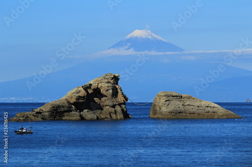 松崎町 雲見海岸の夫婦岩と富士山 Stock Photo Adobe Stock 松崎町 雲見海岸の夫婦岩と富士山 Stock Photo Adobe Stock
