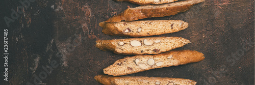 Fotografía Biscotti - traditional Italian almond dessert on dark copper background
