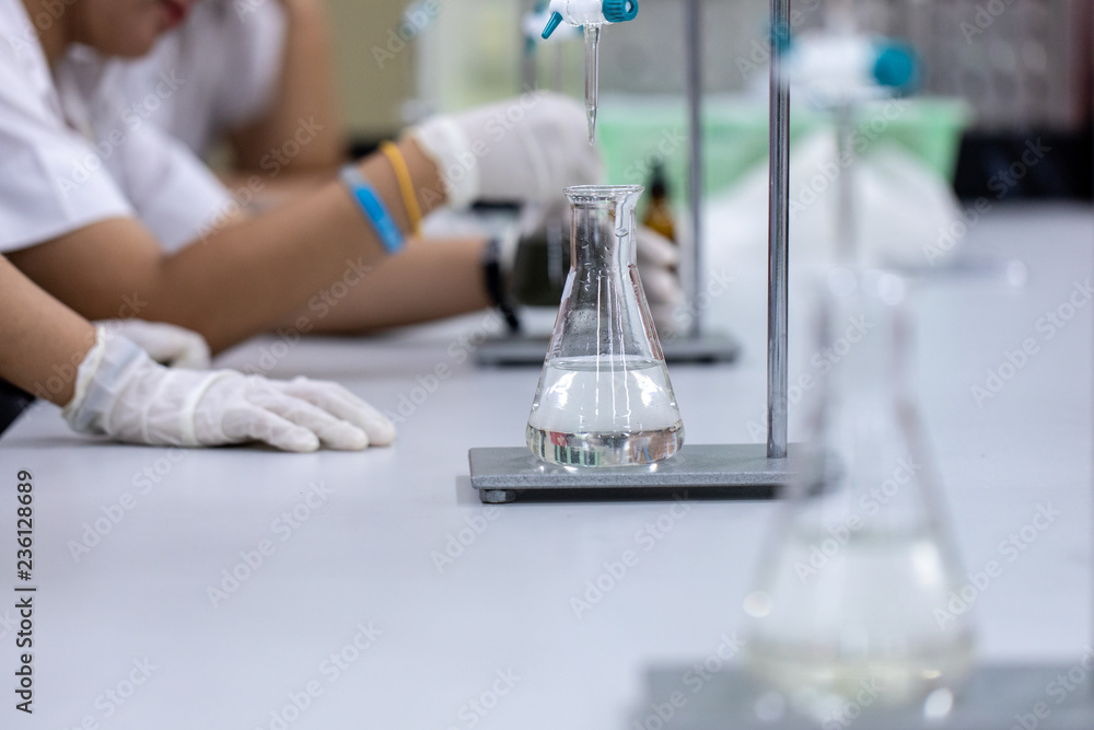 в химической лаборатории используют 35. ученые в лаборатории. промышленная химическая лаборатория. в химической лаборатории используют 35. исследовательская лаборатория.