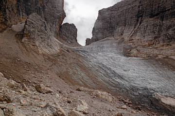 Wall Mural - Mountaineers equipped face the 