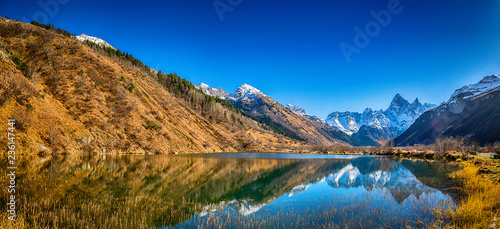 Dekoracja na wymiar  panoramiczny-krajobraz-widok-na-piekne-jesienne-gorskie-jezioro-tumanly-kel-jezioro-mist-polozone-w-rosji-niedaleko-dombay-w-gorach-kaukazu-wawoz-gonachkhir