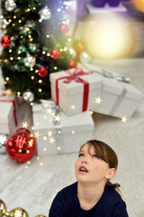 Poster - magnifique enfant au pied du sapin