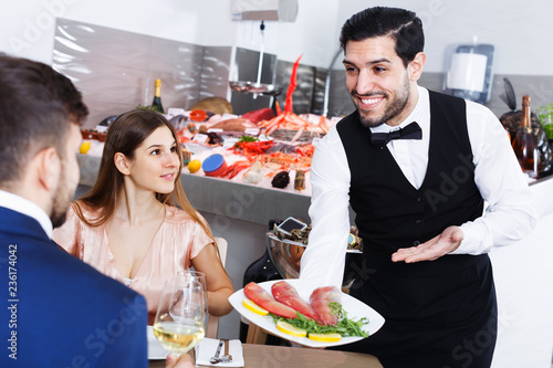 встреча бизнесменов в ресторане. Waiters bringing. грубый официант. официант приносит кофе. ужин с бизнес партнерами арт.