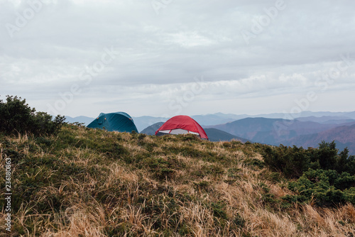 Fotografia green tourism, travel on mountain tops, life in tents