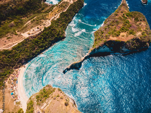 Fotografía Paradise beach with blue ocean and island in Nusa Penida