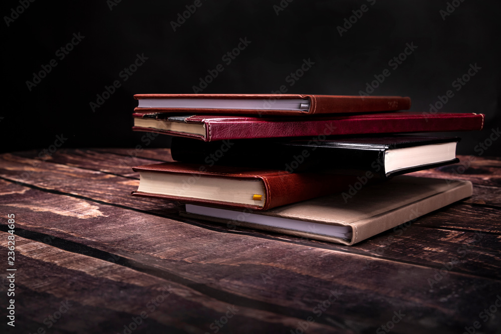 Stare książki na stoliku  w ciemnym pokoju. - obrazy, fototapety, plakaty 