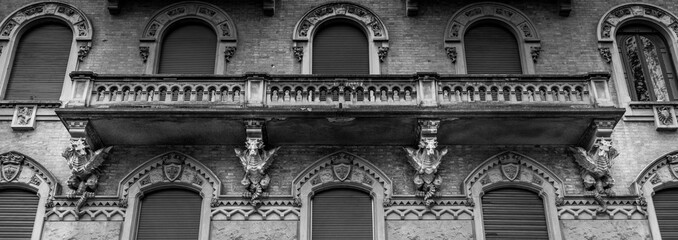 Wall Mural - TURIN, ITALY - Dragon on Victory Palace facade