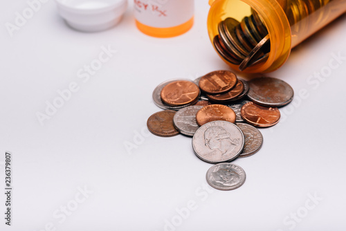 Fotografia money and pills in pill bottle and stethoscope on table medical expense concept