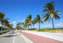 Traveling North, State Road A1A Runs Along The Atlantic Ocean In Fort Lauderdale, Florida.   Sand Dunes And White Walls Protect The Road From King Tides And Large Waves.