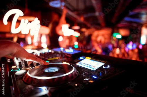 Photographie  Dj mixes the track in the nightclub at party