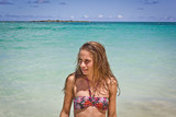 Fototapeta  - Model im Bikini vor Hawaii