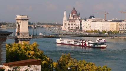 Canvas Print - Budapest Parliament. City skyline and Danube river, Hungary