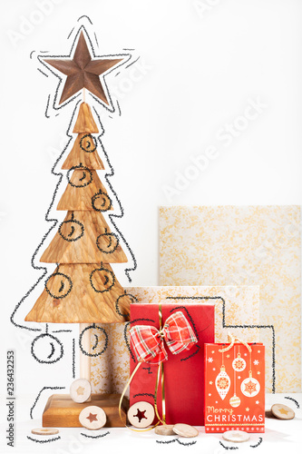 Fotografía Christmas card with pine tree wood carving and box gift
