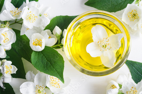 Photographie Small glass bowl with cosmetic/massage/cleansing jasmine aroma oil