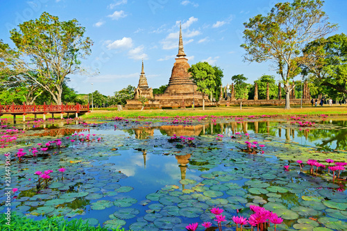 Fotografía Ancient Buddhist Temple Ruins of Wat Sa Si in The Sukhothai Historical Park, Tha