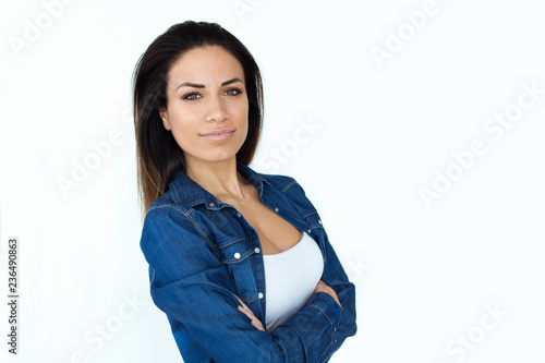 Foto Proud beautiful young woman looking at camera over white backgound