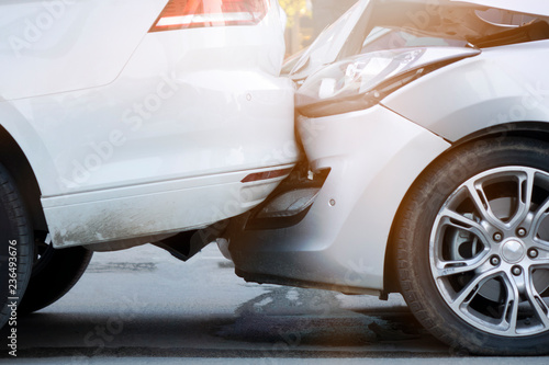 Fotomural Auto accident involving two cars on a city street