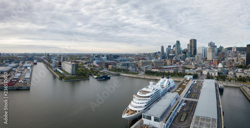 Fotografía Aerial panoramic view of a modern cityscape during a vibrant day during fall season