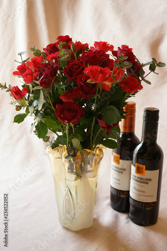 赤い バラ 花瓶 ワイン 花束 Stock Photo Adobe Stock