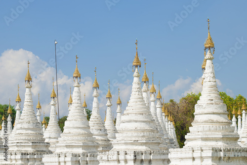 Foto White stupas Sandarmuni Pagoda on a sunny day. Mandalay, Burma