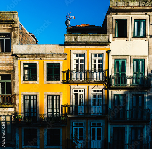 Fotografia porto typicall colorfull house with blu sky