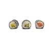 Hosomaki, kompozycja sushi z łososiem, z awokado i z ogórkiem. Rolka sushi na białym tle.