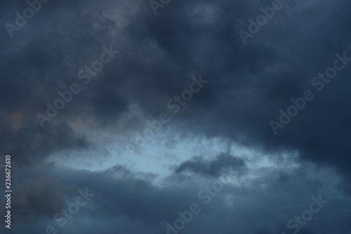 Lichtblick am Himmel, Hoffnung, dunkle Wolken lösen sich auf Lichtblick am Himmel, Hoffnung, dunkle Wolken lösen sich auf