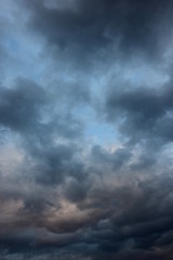 Dunkelgraue Regenwolken vor blauen Himmel