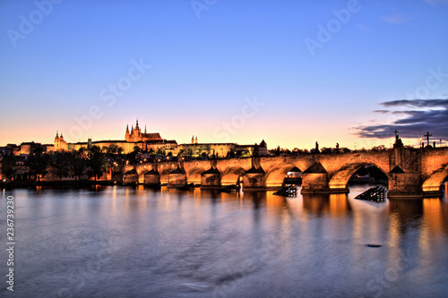 Plakat Zamek Praski z Mostu Karola o zmierzchu