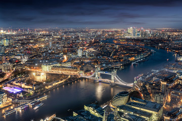 Fototapete - Panorama von London am Abend: von der Tower Bridge bis zum Finanzzentrum Canary Wharf 