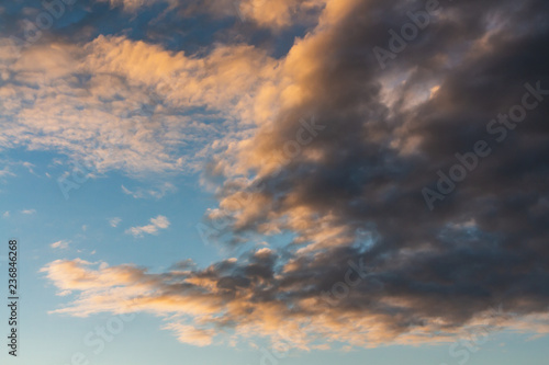 Fotografía A beautiful horizontal texture of a blue sky with bright white and orange and gr