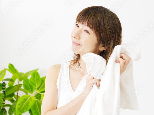 濡れた髪を拭く女性 Stock 写真 Adobe Stock 濡れた髪を拭く女性 Stock 写真 Adobe Stock